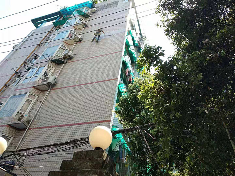 高空外墻防水施工:將局部開裂、起鼓的外墻涂料層鑿開至墻面基層,將窗框與墻體的結(jié)合處開裂的涂層揭開,并將所有鑿開和脫落的墻面用軟質(zhì)刷子清掃干凈,保證其中不存在任何塵土、水泥渣等松散顆粒及松動(dòng)的涂料塊.用JS防水涂料對(duì)墻面進(jìn)行整體涂刷,要求涂刷多遍達(dá)到一定的厚度,以能發(fā)揮防水材料的最佳性能為準(zhǔn).使墻面顏色均勻,平整美觀.