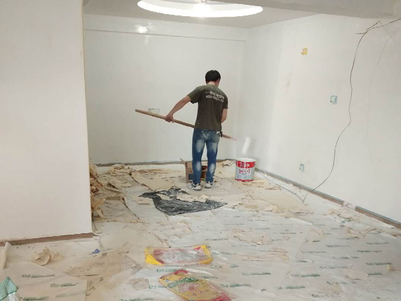 全屋整體裝修翻新：在墻面翻新前，需要先將舊漆面鏟除干凈，之后在進(jìn)行打磨，將墻面的浮沉雜物都清理干凈。如果墻面有凹凸不平的情況，要先用膩?zhàn)有扪a(bǔ)，如果墻面出現(xiàn)空鼓的現(xiàn)象，也要將整面的墻皮進(jìn)行鏟除，才能做后續(xù)的處理。 膩?zhàn)拥奶幚碇攸c(diǎn)有兩點(diǎn)注意事項(xiàng)，一是在刮膩?zhàn)又?，要把墻面的平整度用尺子測(cè)試好，如果有不平整的位置，就需要用膩?zhàn)訉?shí)行多次的修補(bǔ)，而在每一次刮完膩?zhàn)又?，還需要用砂紙對(duì)墻面實(shí)行打磨，使得墻面更加的平整光滑。 油漆的涂刷是墻面翻新至關(guān)重要的一步。在涂刷時(shí)應(yīng)當(dāng)遵照一底兩面的原則，即刷1遍底漆，再刷2遍面漆，要留意的是，兩次涂刷的時(shí)間不可以太近，要確保前一遍的涂刷油漆已經(jīng)干了之后，才可以接著進(jìn)行下一遍的涂刷，這樣才能確保涂刷質(zhì)量。