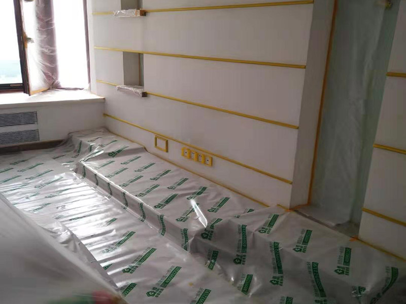 全屋裝修保護(hù):入戶門扇用公司統(tǒng)一的門貼進(jìn)行全面包裹保護(hù)，用透明膠帶將保護(hù)膜粘貼牢固平整。 用標(biāo)準(zhǔn)保護(hù)膜將門框三面保護(hù)完整并固定牢固。 工程完工后拆除保護(hù)膜時如果有粘貼時的膠痕，應(yīng)用酒精或?qū)Ｓ玫那逦蹌┣宄z痕。 飾面板進(jìn)場后對其封兩遍以上清漆并打?qū)Ψ胖谩?家具制作后，用報紙折成U字型將柜子內(nèi)部進(jìn)行保護(hù)。 涉及色漆或擦色作業(yè)時，應(yīng)將柜門拆除后噴漆或擦色，避免造成顏色交叉污染。