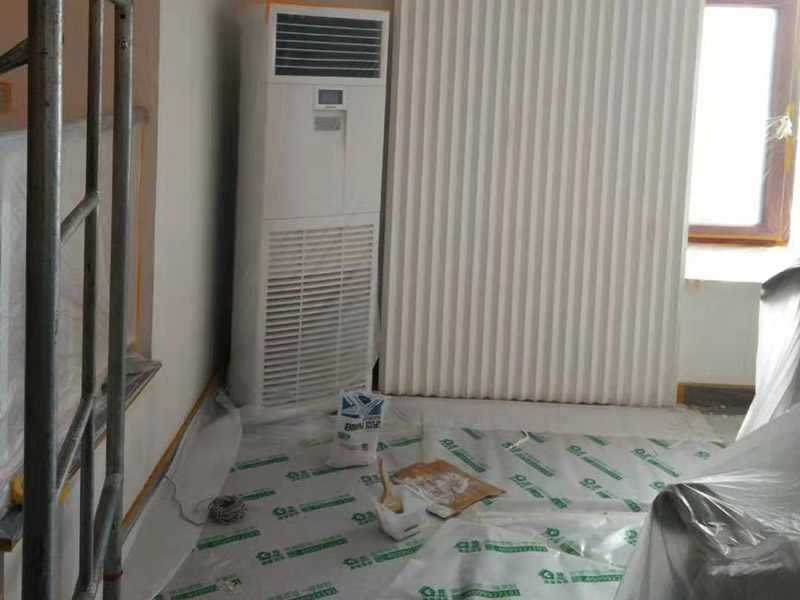 全屋裝修保護(hù):入戶門扇用公司統(tǒng)一的門貼進(jìn)行全面包裹保護(hù)，用透明膠帶將保護(hù)膜粘貼牢固平整。 用標(biāo)準(zhǔn)保護(hù)膜將門框三面保護(hù)完整并固定牢固。 工程完工后拆除保護(hù)膜時如果有粘貼時的膠痕，應(yīng)用酒精或?qū)Ｓ玫那逦蹌┣宄z痕。 飾面板進(jìn)場后對其封兩遍以上清漆并打?qū)Ψ胖谩?家具制作后，用報紙折成U字型將柜子內(nèi)部進(jìn)行保護(hù)。 涉及色漆或擦色作業(yè)時，應(yīng)將柜門拆除后噴漆或擦色，避免造成顏色交叉污染。