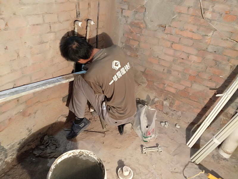 廁所管道開槽案例：先彈線，再開槽。管路開槽按要求必須是平行線與垂直線(如有水電施工圖的對照施工圖更好)。須平行走線的管路一律控制在60-90CM高(從地面算起)，有水龍頭的管路必須垂直。深度控制在4CM。線槽開好后施工負(fù)責(zé)人記好開槽管路尺寸、位置。方便以后水龍頭等潔具安裝時知道管路的位置。 在安裝冷熱水管過程中在墻內(nèi)開槽把水管暗埋在墻內(nèi)是很美觀的，但是有些按裝工在開槽為了省力不想把墻槽開太寬，特別是現(xiàn)在鋼筋混凝土墻面很多，開槽相當(dāng)困難，所以能少開槽就少開槽，就把冷熱水管擠的很緊。冷熱水管緊靠在一起這是不對的。