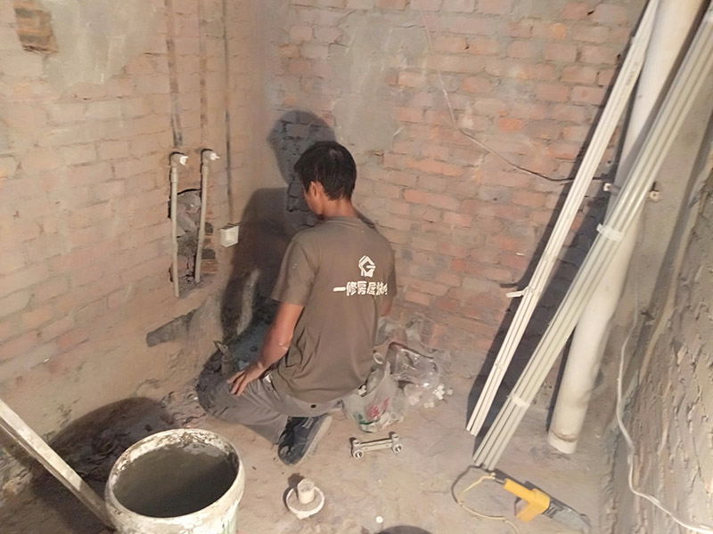 廁所管道開槽案例：先彈線，再開槽。管路開槽按要求必須是平行線與垂直線(如有水電施工圖的對照施工圖更好)。須平行走線的管路一律控制在60-90CM高(從地面算起)，有水龍頭的管路必須垂直。深度控制在4CM。線槽開好后施工負(fù)責(zé)人記好開槽管路尺寸、位置。方便以后水龍頭等潔具安裝時知道管路的位置。 在安裝冷熱水管過程中在墻內(nèi)開槽把水管暗埋在墻內(nèi)是很美觀的，但是有些按裝工在開槽為了省力不想把墻槽開太寬，特別是現(xiàn)在鋼筋混凝土墻面很多，開槽相當(dāng)困難，所以能少開槽就少開槽，就把冷熱水管擠的很緊。冷熱水管緊靠在一起這是不對的。