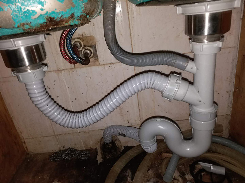 更換水槽下水管：先把水龍頭的套管直接套在2個(gè)軟管；然后軟管從下面穿過(guò)水龍頭的插孔，再把軟管的銅接頭插入水龍頭內(nèi)，并且2個(gè)都要擰緊，擰的時(shí)候一定要小心用力，不要用蠻力，用巧勁?？汕f(wàn)不要出現(xiàn)下面圖中所示的那樣斷掉了。