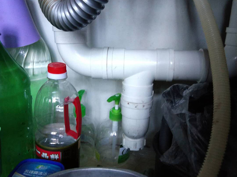 更換水槽下水管：先把水龍頭的套管直接套在2個(gè)軟管；然后軟管從下面穿過(guò)水龍頭的插孔，再把軟管的銅接頭插入水龍頭內(nèi)，并且2個(gè)都要擰緊，擰的時(shí)候一定要小心用力，不要用蠻力，用巧勁?？汕f(wàn)不要出現(xiàn)下面圖中所示的那樣斷掉了。