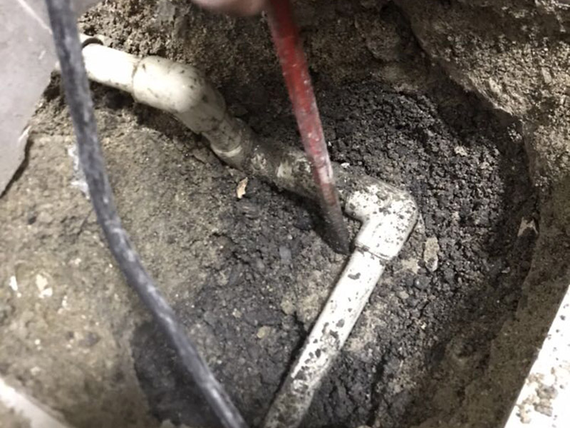 管道檢測(cè)更換維修：這個(gè)要取決于你的衛(wèi)生間是否帶有沉箱。如果帶有沉箱，所有的排水口的管都是鋪設(shè)在沉箱下面，在通過沉箱的排水管通道排水總管去的，那樣我們只需要在沉箱里面的管道進(jìn)行改動(dòng)即可； 如果是不帶沉箱，一種辦法就是不夠過排水管的位置進(jìn)行局部抬高，一種就是通過穿樓板將排水管放置在樓板下面進(jìn)行改動(dòng)鋪設(shè)，但是這個(gè)是要自建房或者別墅才能進(jìn)行，如果是商品房做不了，必須得抬高，一般商品房都是沉箱了的。