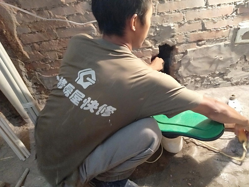 墻內(nèi)水管熱熔堵頭：首先找到漏水接口，更換漏水位置的配件管道。安裝時，先關(guān)閉總閥，再用ppr剪刀截斷漏水的部位，再用ppr熱湯機(jī)，再補(bǔ)上一段就可以。也可以擦干漏水部位，用堵漏王堵住接口，也可以用聚氨酯防水粉劑調(diào)水后涂刷在漏水處。