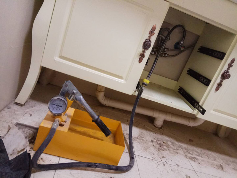 水管打壓維修：水管打壓顯示不漏但是墻面有漏水，水管接頭處如果有滲水，哪怕是一點點地滴，水壓試驗也很容易試出來，如果水壓試驗沒問題，可以排除水管滲水?？纯囱貕堑孛嬗袥]有濕痕，如果有，看看是在哪邊多點（廚房邊還是餐廳邊），如果是在廚房邊，不排除廚房地面貼面磚時，砂漿中吸貯了水，這種情況，如果廚房沒有新的滲水源，過段時間就沒事了。萬一有漏水滲漏將會給你家和樓下的造成巨大損失，給水管安裝完畢一定要做打壓試驗，試驗壓力不能小于6公斤，這樣那些容易漏水的地方或者施工有瑕疵的地方就會暴露出來。 最后再來介紹水管打壓沒關水閥，打到了2.0會不會傷水管，沒關總水閥、應該是正常供水的，自來水管道內(nèi)的壓力值應為2－2.5公斤，屬于正常壓力值，有很多人就是把試壓器拿到地方一試沒有5分鐘就卸下來說好了，那才真是騙人的。