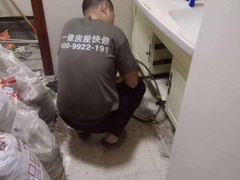 水管打壓維修：水管打壓顯示不漏但是墻面有漏水，水管接頭處如果有滲水，哪怕是一點點地滴，水壓試驗也很容易試出來，如果水壓試驗沒問題，可以排除水管滲水?？纯囱貕堑孛嬗袥]有濕痕，如果有，看看是在哪邊多點（廚房邊還是餐廳邊），如果是在廚房邊，不排除廚房地面貼面磚時，砂漿中吸貯了水，這種情況，如果廚房沒有新的滲水源，過段時間就沒事了。萬一有漏水滲漏將會給你家和樓下的造成巨大損失，給水管安裝完畢一定要做打壓試驗，試驗壓力不能小于6公斤，這樣那些容易漏水的地方或者施工有瑕疵的地方就會暴露出來。 最后再來介紹水管打壓沒關水閥，打到了2.0會不會傷水管，沒關總水閥、應該是正常供水的，自來水管道內(nèi)的壓力值應為2－2.5公斤，屬于正常壓力值，有很多人就是把試壓器拿到地方一試沒有5分鐘就卸下來說好了，那才真是騙人的。