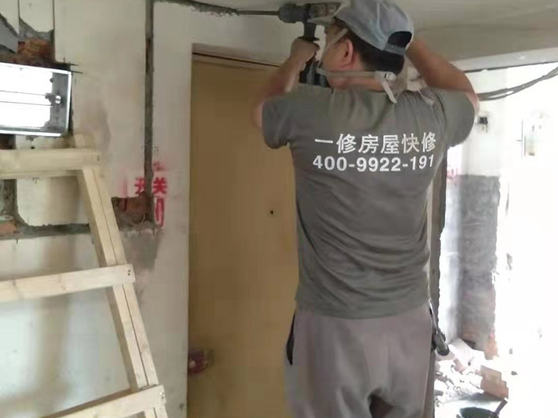 全屋線路規(guī)劃，水管開槽:水路管道檢查至關(guān)重要，這相關(guān)以后的水路安全隱患問題。我們通常用試壓的方法做管道檢查。試壓是管道檢查滲漏的方法之一，先用賭頭將所有內(nèi)絲賭死。用壓力表打壓(家裝一般12個壓)試水。打壓之后檢查所有管道所有接頭。第二種方法就是上了賭頭之后，打開水閘二天二夜，第三天檢查所有接頭。 水路管道安裝之后，用水泥沙子混合封好衛(wèi)生間所有線槽。等線槽和地面填渣干后，再次清洗地面與墻面，墻地面水份干了即可做防水，墻面防水最好作一米高。如果廚衛(wèi)墻背面有家具的墻面，必須做滿墻。起到家具防潮作用。地面須填渣的，必須做好防水后填渣。填渣10厘米以上的用水泥沙子干混填渣。做二次防水地面和墻面要一起做。