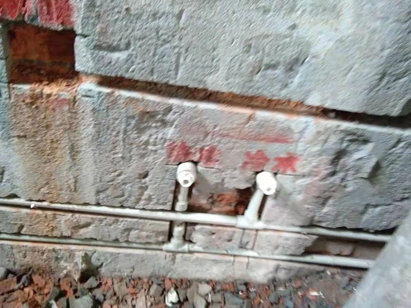 全屋線路規(guī)劃，水管開槽:水路管道檢查至關(guān)重要，這相關(guān)以后的水路安全隱患問題。我們通常用試壓的方法做管道檢查。試壓是管道檢查滲漏的方法之一，先用賭頭將所有內(nèi)絲賭死。用壓力表打壓(家裝一般12個壓)試水。打壓之后檢查所有管道所有接頭。第二種方法就是上了賭頭之后，打開水閘二天二夜，第三天檢查所有接頭。 水路管道安裝之后，用水泥沙子混合封好衛(wèi)生間所有線槽。等線槽和地面填渣干后，再次清洗地面與墻面，墻地面水份干了即可做防水，墻面防水最好作一米高。如果廚衛(wèi)墻背面有家具的墻面，必須做滿墻。起到家具防潮作用。地面須填渣的，必須做好防水后填渣。填渣10厘米以上的用水泥沙子干混填渣。做二次防水地面和墻面要一起做。