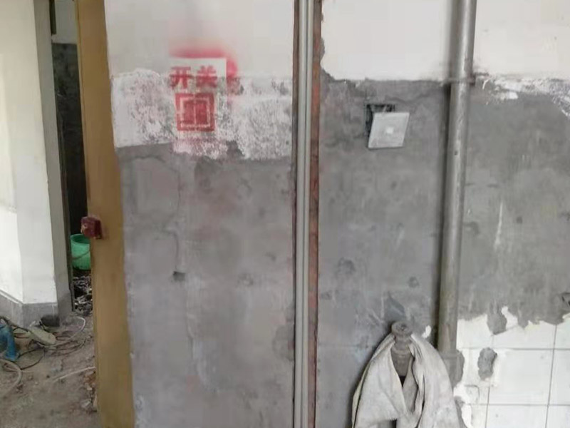 全屋線路規(guī)劃，水管開槽:水路管道檢查至關(guān)重要，這相關(guān)以后的水路安全隱患問題。我們通常用試壓的方法做管道檢查。試壓是管道檢查滲漏的方法之一，先用賭頭將所有內(nèi)絲賭死。用壓力表打壓(家裝一般12個壓)試水。打壓之后檢查所有管道所有接頭。第二種方法就是上了賭頭之后，打開水閘二天二夜，第三天檢查所有接頭。 水路管道安裝之后，用水泥沙子混合封好衛(wèi)生間所有線槽。等線槽和地面填渣干后，再次清洗地面與墻面，墻地面水份干了即可做防水，墻面防水最好作一米高。如果廚衛(wèi)墻背面有家具的墻面，必須做滿墻。起到家具防潮作用。地面須填渣的，必須做好防水后填渣。填渣10厘米以上的用水泥沙子干混填渣。做二次防水地面和墻面要一起做。