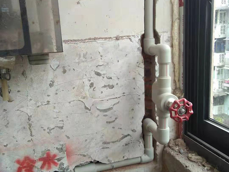 全屋線路規(guī)劃，水管開槽:水路管道檢查至關(guān)重要，這相關(guān)以后的水路安全隱患問題。我們通常用試壓的方法做管道檢查。試壓是管道檢查滲漏的方法之一，先用賭頭將所有內(nèi)絲賭死。用壓力表打壓(家裝一般12個壓)試水。打壓之后檢查所有管道所有接頭。第二種方法就是上了賭頭之后，打開水閘二天二夜，第三天檢查所有接頭。 水路管道安裝之后，用水泥沙子混合封好衛(wèi)生間所有線槽。等線槽和地面填渣干后，再次清洗地面與墻面，墻地面水份干了即可做防水，墻面防水最好作一米高。如果廚衛(wèi)墻背面有家具的墻面，必須做滿墻。起到家具防潮作用。地面須填渣的，必須做好防水后填渣。填渣10厘米以上的用水泥沙子干混填渣。做二次防水地面和墻面要一起做。