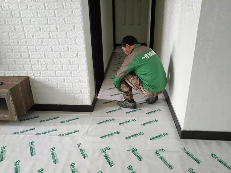 全屋地板家具保護：俗話說的好，做任何事情都要防患于未然，提早一步考慮周全，將問題的發(fā)生扼殺在搖籃里，這才是徹底解決麻煩的關鍵。 1、使用耐磨地板。耐磨地板是在地板生產過程中利用U型槽熱壓鋼模板以此壓制而成，它利用光學原理設計了一條實木視覺線，營造出一種原木視覺效果，增強地板的耐磨性。 2、使用組合家具。在目前的家裝設計中，除了一些家電產品，需要單獨選購的已經越來越少，可以購買組合家具，在裝修完成后直接在房間里拼接組合，這樣既不會產生地板摩擦問題，也更加省事。