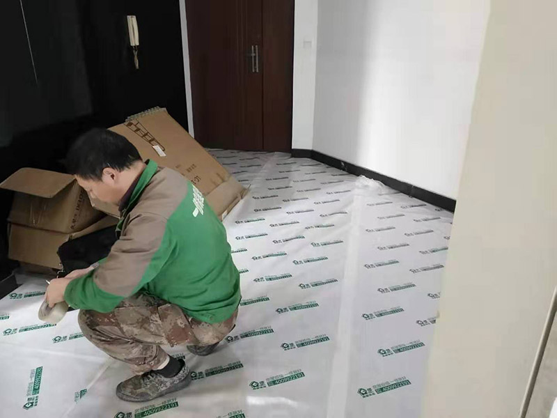 全屋地板家具保護：俗話說的好，做任何事情都要防患于未然，提早一步考慮周全，將問題的發(fā)生扼殺在搖籃里，這才是徹底解決麻煩的關鍵。 1、使用耐磨地板。耐磨地板是在地板生產過程中利用U型槽熱壓鋼模板以此壓制而成，它利用光學原理設計了一條實木視覺線，營造出一種原木視覺效果，增強地板的耐磨性。 2、使用組合家具。在目前的家裝設計中，除了一些家電產品，需要單獨選購的已經越來越少，可以購買組合家具，在裝修完成后直接在房間里拼接組合，這樣既不會產生地板摩擦問題，也更加省事。