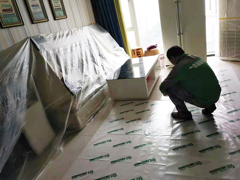 全屋地板家具保護：俗話說的好，做任何事情都要防患于未然，提早一步考慮周全，將問題的發(fā)生扼殺在搖籃里，這才是徹底解決麻煩的關鍵。 1、使用耐磨地板。耐磨地板是在地板生產過程中利用U型槽熱壓鋼模板以此壓制而成，它利用光學原理設計了一條實木視覺線，營造出一種原木視覺效果，增強地板的耐磨性。 2、使用組合家具。在目前的家裝設計中，除了一些家電產品，需要單獨選購的已經越來越少，可以購買組合家具，在裝修完成后直接在房間里拼接組合，這樣既不會產生地板摩擦問題，也更加省事。