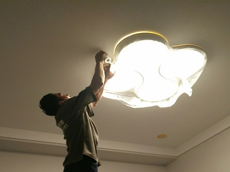 1、做好入戶門保護 各類裝修物料的進場、建筑裝修的清理都必須經(jīng)過入戶門。在對物品進行搬運時，難免會與入戶門發(fā)生磕碰及摩擦。因此，在進行成品保護時，我們首先要做好入戶門的保護。 建議，在裝修開工前知道家具家電進場，都應當使用成品保護膜將入戶門進行包裹。 2、做好水電改造期間的成品保護 水電改造是基礎(chǔ)裝修，水電裝修的質(zhì)量好壞，直接決定著后期的施工和使用。因此，在進行水電改造時，同樣需要做好成品保護工作。水電改造完成后，應當對各種管線進行規(guī)范的固定，以防脫落;對露的線頭要進行包裹，以防發(fā)生觸電的危險;做好地面線管的固定和保護，防止被踩壞。同時，在搬運物料時，也不要破壞地面鋪設的管線。