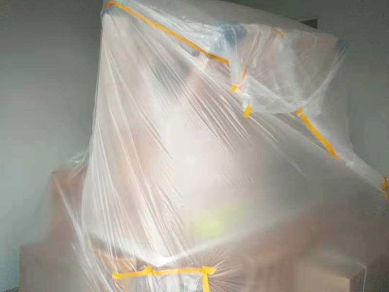 1、做好入戶門保護 各類裝修物料的進場、建筑裝修的清理都必須經(jīng)過入戶門。在對物品進行搬運時，難免會與入戶門發(fā)生磕碰及摩擦。因此，在進行成品保護時，我們首先要做好入戶門的保護。 建議，在裝修開工前知道家具家電進場，都應當使用成品保護膜將入戶門進行包裹。 2、做好水電改造期間的成品保護 水電改造是基礎(chǔ)裝修，水電裝修的質(zhì)量好壞，直接決定著后期的施工和使用。因此，在進行水電改造時，同樣需要做好成品保護工作。水電改造完成后，應當對各種管線進行規(guī)范的固定，以防脫落;對露的線頭要進行包裹，以防發(fā)生觸電的危險;做好地面線管的固定和保護，防止被踩壞。同時，在搬運物料時，也不要破壞地面鋪設的管線。