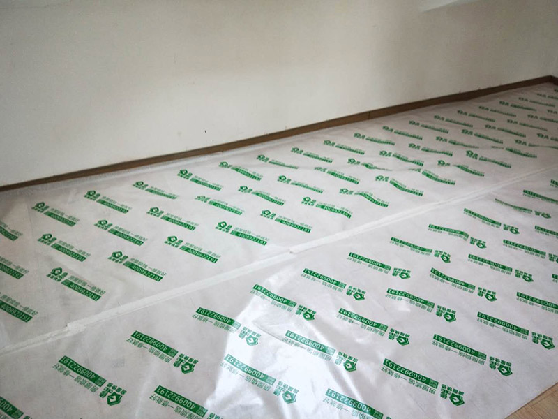 地面保護材料進場：一、入戶門的保護 各種裝修物料的進場以及各種建筑裝修垃圾的清理，都會經(jīng)過入戶門，這些物品在搬運的過程中，與入戶門發(fā)生磕碰、摩擦的機率大大增加，所以，第一個需要做好成品保護的地方就是我們的入戶門。建議:在裝修開工前直到家具進場期間，都需要對入戶門進行保護!對于這一點，可以使用成品保護膜將門包裹。 二、瓷磚、地板的鋪貼保護 --保護膜的貼法 瓷磚、地板的鋪裝，也屬于基礎(chǔ)裝修的部分，經(jīng)常發(fā)現(xiàn)瓷磚施工時和施工后都沒有做成品保護工作，具體的表現(xiàn)有:瓷磚邊鋪邊勾縫、在剛鋪的瓷磚、地板上堆放雜物、剛鋪的瓷磚就在上面走動踩踏、地面瓷磚、地板沒有使用成品保護膜覆蓋等，這些都會影響瓷磚的鋪貼效果，造成瓷磚的施工質(zhì)量問題。