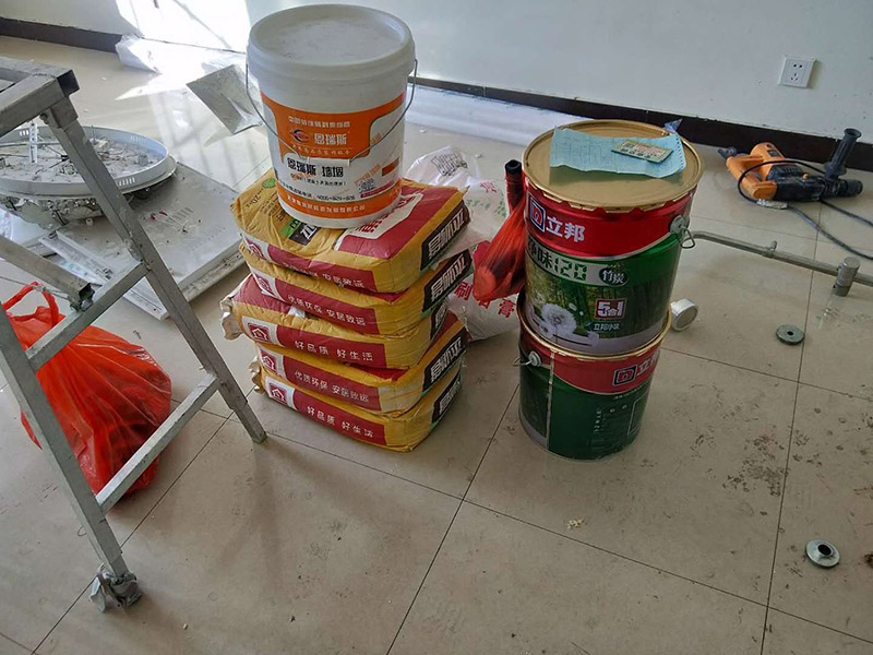 地面保護材料進場：一、入戶門的保護 各種裝修物料的進場以及各種建筑裝修垃圾的清理，都會經(jīng)過入戶門，這些物品在搬運的過程中，與入戶門發(fā)生磕碰、摩擦的機率大大增加，所以，第一個需要做好成品保護的地方就是我們的入戶門。建議:在裝修開工前直到家具進場期間，都需要對入戶門進行保護!對于這一點，可以使用成品保護膜將門包裹。 二、瓷磚、地板的鋪貼保護 --保護膜的貼法 瓷磚、地板的鋪裝，也屬于基礎(chǔ)裝修的部分，經(jīng)常發(fā)現(xiàn)瓷磚施工時和施工后都沒有做成品保護工作，具體的表現(xiàn)有:瓷磚邊鋪邊勾縫、在剛鋪的瓷磚、地板上堆放雜物、剛鋪的瓷磚就在上面走動踩踏、地面瓷磚、地板沒有使用成品保護膜覆蓋等，這些都會影響瓷磚的鋪貼效果，造成瓷磚的施工質(zhì)量問題。