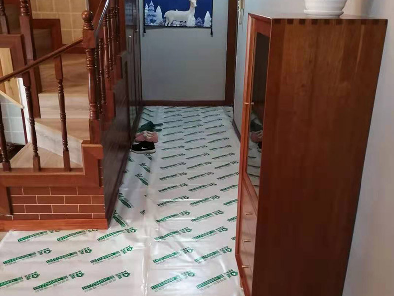 入戶門走廊保護(hù):在裝修開工前直到家具進(jìn)場期間，都需要對入戶門進(jìn)行保護(hù)!對于這一點(diǎn)，可以使用成品保護(hù)膜將門包裹。 1、墻地面瓷磚，在鋪貼未干固的情況下，不要急于勾縫，以免人為的造成瓷磚松動(dòng)、高低不平，影響施工效果。 2、地面瓷磚干固前，不要在上面走動(dòng)、堆放雜物，以免造成瓷磚松動(dòng)、高低不平。 3、地面瓷磚鋪貼完后，使用成品保護(hù)膜覆蓋磚面。 既可以防止裝修時(shí)的沙子磨傷地面，同時(shí)也能有效的防止油漆涂料等有色液體滴落磚面，造成地面污染。 如上所言，施工中裝修成品的保護(hù)是一個(gè)十分細(xì)致的活，現(xiàn)在只列出幾項(xiàng)相對重要的方面，以待補(bǔ)充。