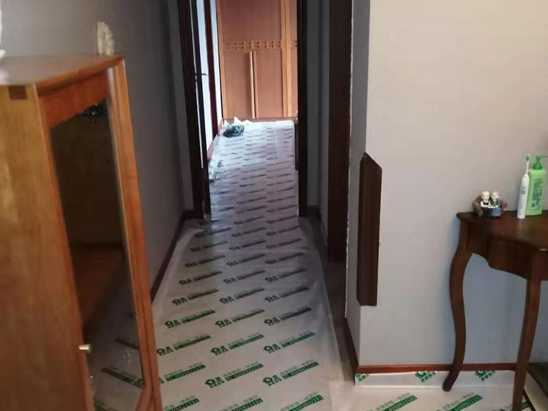 入戶門走廊保護(hù):在裝修開工前直到家具進(jìn)場期間，都需要對入戶門進(jìn)行保護(hù)!對于這一點(diǎn)，可以使用成品保護(hù)膜將門包裹。 1、墻地面瓷磚，在鋪貼未干固的情況下，不要急于勾縫，以免人為的造成瓷磚松動(dòng)、高低不平，影響施工效果。 2、地面瓷磚干固前，不要在上面走動(dòng)、堆放雜物，以免造成瓷磚松動(dòng)、高低不平。 3、地面瓷磚鋪貼完后，使用成品保護(hù)膜覆蓋磚面。 既可以防止裝修時(shí)的沙子磨傷地面，同時(shí)也能有效的防止油漆涂料等有色液體滴落磚面，造成地面污染。 如上所言，施工中裝修成品的保護(hù)是一個(gè)十分細(xì)致的活，現(xiàn)在只列出幾項(xiàng)相對重要的方面，以待補(bǔ)充。