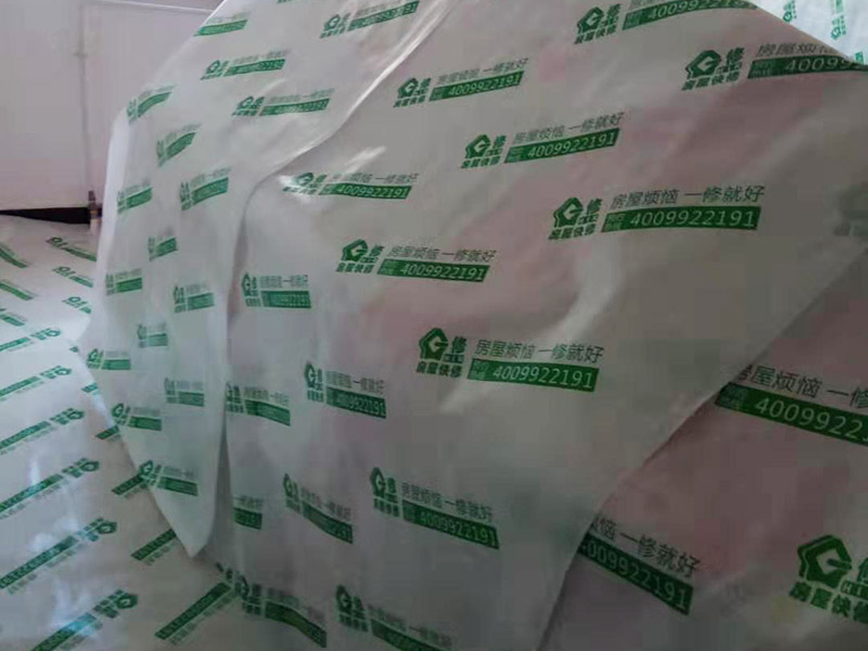 墻面修補保護:遇到墻面長了霉斑的情況，可以用超市買的洗衣服用的漂白水，濕布占著擦即可。不僅能有效清除表面霉斑，還有消毒的作用，但只適用于白墻，有顏色或者有藝術(shù)效果的漆面應(yīng)避免使用。 除了漂白水以外，還可以使用專業(yè)的墻體霉菌清除劑，一般在超市能夠買到。將清潔劑搖勻后用普通氣壓噴壺按照說明書的要求兌水，對著發(fā)霉的墻面噴涂，大概30分鐘后，霉菌會自然分解。 對于墻面開裂，我們可以用鏟刀把裂縫兩邊約10厘米左右的漆膜鏟掉，使其露出底材，查明開裂的原因。如果是基材有裂縫，則可以用嵌縫石膏補住裂縫，等到石膏變硬之后，再補刮膩子，重新涂刷乳膠漆。