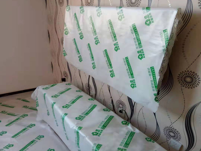 墻面修補保護:遇到墻面長了霉斑的情況，可以用超市買的洗衣服用的漂白水，濕布占著擦即可。不僅能有效清除表面霉斑，還有消毒的作用，但只適用于白墻，有顏色或者有藝術(shù)效果的漆面應(yīng)避免使用。 除了漂白水以外，還可以使用專業(yè)的墻體霉菌清除劑，一般在超市能夠買到。將清潔劑搖勻后用普通氣壓噴壺按照說明書的要求兌水，對著發(fā)霉的墻面噴涂，大概30分鐘后，霉菌會自然分解。 對于墻面開裂，我們可以用鏟刀把裂縫兩邊約10厘米左右的漆膜鏟掉，使其露出底材，查明開裂的原因。如果是基材有裂縫，則可以用嵌縫石膏補住裂縫，等到石膏變硬之后，再補刮膩子，重新涂刷乳膠漆。