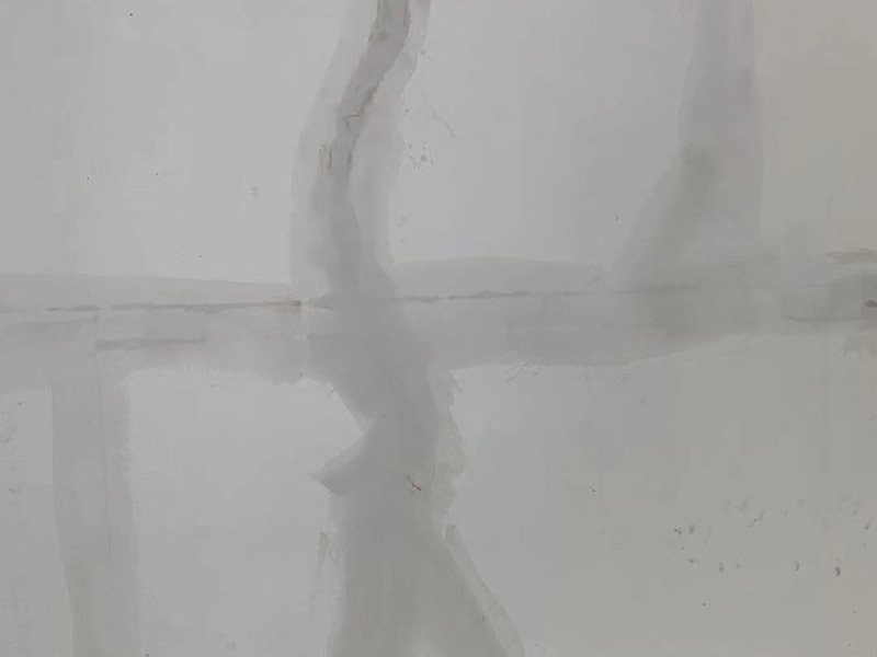 墻面修補保護:遇到墻面長了霉斑的情況，可以用超市買的洗衣服用的漂白水，濕布占著擦即可。不僅能有效清除表面霉斑，還有消毒的作用，但只適用于白墻，有顏色或者有藝術(shù)效果的漆面應(yīng)避免使用。 除了漂白水以外，還可以使用專業(yè)的墻體霉菌清除劑，一般在超市能夠買到。將清潔劑搖勻后用普通氣壓噴壺按照說明書的要求兌水，對著發(fā)霉的墻面噴涂，大概30分鐘后，霉菌會自然分解。 對于墻面開裂，我們可以用鏟刀把裂縫兩邊約10厘米左右的漆膜鏟掉，使其露出底材，查明開裂的原因。如果是基材有裂縫，則可以用嵌縫石膏補住裂縫，等到石膏變硬之后，再補刮膩子，重新涂刷乳膠漆。