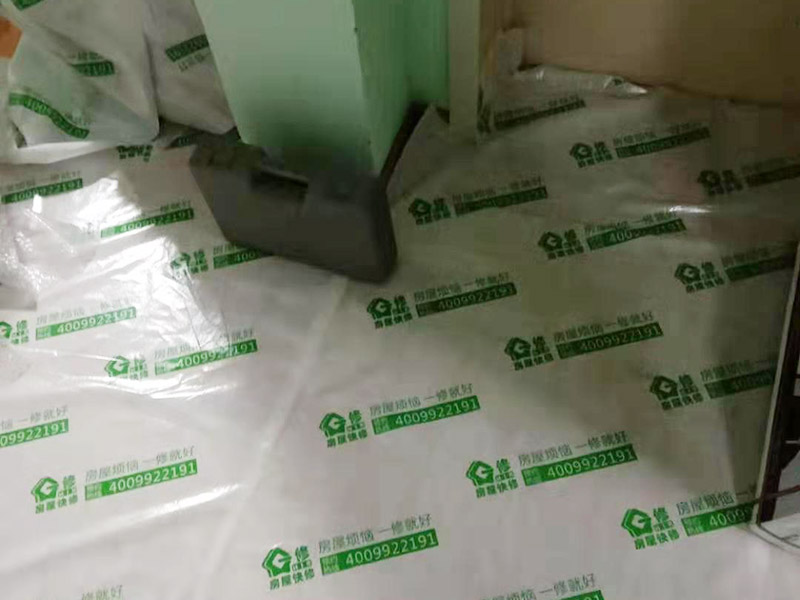 現(xiàn)場(chǎng)家具保護(hù):利用塑料薄膜將業(yè)主家的衣柜、榻榻米等家具，都做好了保護(hù)工作，避免膩?zhàn)佑推岬炔牧吓郊揖呱?，?duì)后期的衛(wèi)生清理帶來麻煩；主要是為了方便施工的，避免在批膩?zhàn)訒r(shí)，把膩?zhàn)优郊揖呱?，或者是在噴乳膠漆時(shí)，濺到家具上，這樣一來，后面在清理時(shí)就麻煩多了；