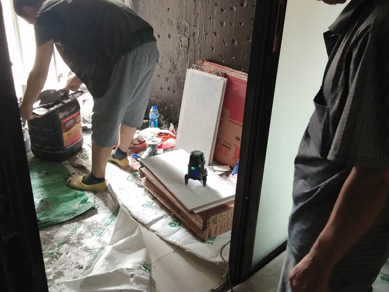 廚房改造維修：拆除。不管是新房舊房，可能都會(huì)面臨拆除的問題。如果是舊房改造，就需要首先拆除墻面和地面原有的瓷磚，拆除吊頂，拆除原有的廚具、燈具等;如果是新房想改變?cè)瓉韽N房的格局，也會(huì)首先面臨拆墻的任務(wù)。 二、水路、電路改造。大多數(shù)人都愿意將水路、電路做成暗管，因?yàn)楸容^美觀。水電路隱患工程，所以一定做到安全。三、墻面地面、抹灰找平。地面、墻面拆除后，水泥找平墻地面不平整的位置，這將有利于下一步做防水。四、做防水。水泥干透后，在墻面和地面刷涂防水涂料2到3遍，做24小時(shí)試水試驗(yàn)。