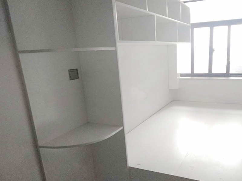 次臥榻榻米安裝：榻榻米的地臺也是有規(guī)格大小的，通常地臺的高度為420mm左右。20mm是地板的高度。根據(jù)地臺的大小來制作不同尺寸的箱體，在地臺外邊的箱體可設(shè)計成抽屜，這樣使用更加方便。制作好箱體之后，就要開始連接箱體，要固定箱體與箱體的位置，然后固定好箱體與墻體的連接。再根據(jù)箱體的規(guī)格大小制作好蓋板和外觀造型，同時打磨拋光。箱體連接好之后，榻榻米的地臺就完工了，然后我們可以刷上油漆，將榻榻米墊放上去。