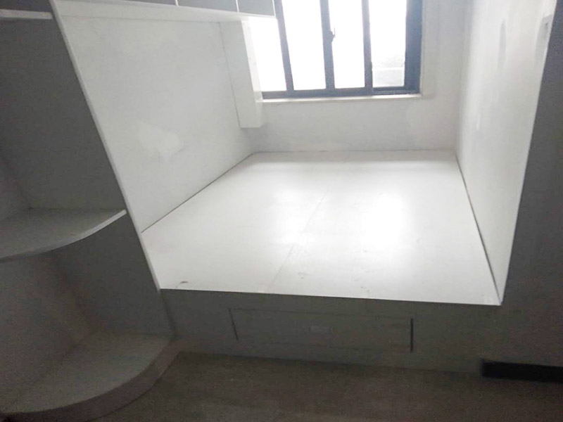 次臥榻榻米安裝：榻榻米的地臺也是有規(guī)格大小的，通常地臺的高度為420mm左右。20mm是地板的高度。根據(jù)地臺的大小來制作不同尺寸的箱體，在地臺外邊的箱體可設(shè)計成抽屜，這樣使用更加方便。制作好箱體之后，就要開始連接箱體，要固定箱體與箱體的位置，然后固定好箱體與墻體的連接。再根據(jù)箱體的規(guī)格大小制作好蓋板和外觀造型，同時打磨拋光。箱體連接好之后，榻榻米的地臺就完工了，然后我們可以刷上油漆，將榻榻米墊放上去。