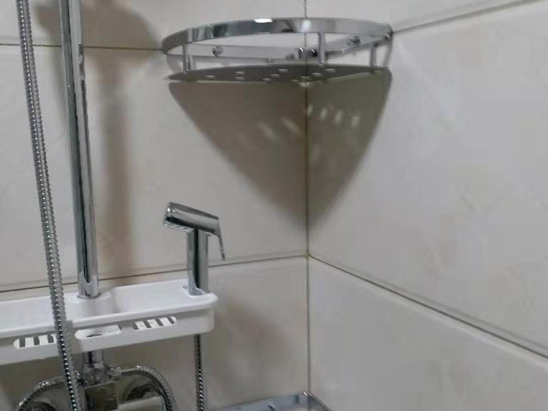 衛(wèi)浴五金安裝：衛(wèi)浴五金掛件，泛指安裝在衛(wèi)生間、浴室墻壁上，用于放置或掛晾清潔用品、毛巾衣物等物品的金屬制品，通常包括衣鉤、杯架、浴巾架、毛巾架、紙巾架、肥皂煙灰缸、置物架等，是浴室內(nèi)細(xì)小卻實(shí)用的重要組成部分。五金件安裝通常是在瓷磚鋪貼完成后，在瓷磚上鉆孔，然后將木楔嵌入孔中，再在上面用螺絲或膨脹螺絲將五金掛件進(jìn)行固定。建議請(qǐng)專業(yè)的師傅用玻璃鉆頭先開出瓷磚的孔再用沖擊鉆打水泥，避免打裂瓷磚。 