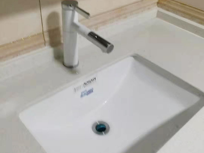 衛(wèi)浴五金安裝：衛(wèi)浴五金掛件，泛指安裝在衛(wèi)生間、浴室墻壁上，用于放置或掛晾清潔用品、毛巾衣物等物品的金屬制品，通常包括衣鉤、杯架、浴巾架、毛巾架、紙巾架、肥皂煙灰缸、置物架等，是浴室內(nèi)細(xì)小卻實(shí)用的重要組成部分。五金件安裝通常是在瓷磚鋪貼完成后，在瓷磚上鉆孔，然后將木楔嵌入孔中，再在上面用螺絲或膨脹螺絲將五金掛件進(jìn)行固定。建議請(qǐng)專業(yè)的師傅用玻璃鉆頭先開出瓷磚的孔再用沖擊鉆打水泥，避免打裂瓷磚。 