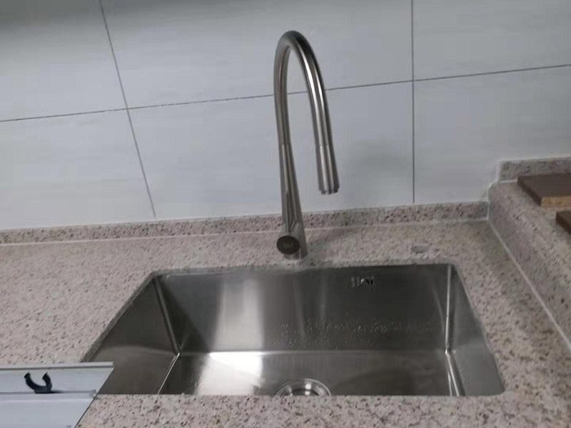 衛(wèi)浴五金安裝：衛(wèi)浴五金掛件，泛指安裝在衛(wèi)生間、浴室墻壁上，用于放置或掛晾清潔用品、毛巾衣物等物品的金屬制品，通常包括衣鉤、杯架、浴巾架、毛巾架、紙巾架、肥皂煙灰缸、置物架等，是浴室內(nèi)細(xì)小卻實(shí)用的重要組成部分。五金件安裝通常是在瓷磚鋪貼完成后，在瓷磚上鉆孔，然后將木楔嵌入孔中，再在上面用螺絲或膨脹螺絲將五金掛件進(jìn)行固定。建議請(qǐng)專業(yè)的師傅用玻璃鉆頭先開出瓷磚的孔再用沖擊鉆打水泥，避免打裂瓷磚。 