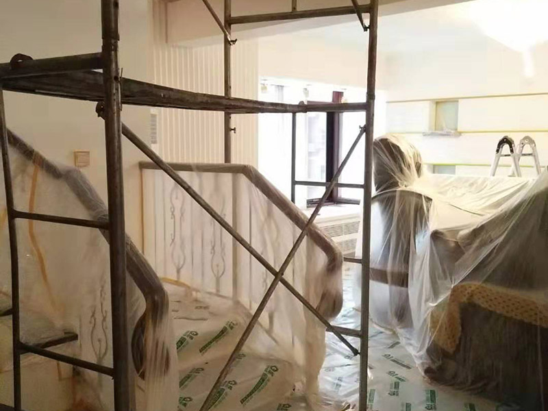 復式樓整體保護：各種裝修物料的進場以及各種建筑裝修垃圾的清理，都會經(jīng)過入戶門，這些物品在搬運的過程中，難免會和入戶門發(fā)生磕碰，造成入戶門的磕碰劃傷，所以，第一個需要做好成品保護的地方就是入戶門。做法：在裝修開工前直到家具進場期間，都需要對入戶門進行保護！可以使用成品保護膜將門包裹。 地面瓷磚鋪貼完后，用成品保護膜覆蓋磚面，既可以防止裝修時的沙子磨傷地面，同時也能有效地防止油漆涂料等有色液體滴落磚面，造成地面污染。好處：1.平整美觀；2.不會有泥沙塵土進入瓷磚；3.施工時不會刮花瓷磚；4.時間久了瓷磚依然干凈無塵。 在進行木門、櫥柜、家具等的相關(guān)的安裝或組裝的過程中，成品保護主要體現(xiàn)在兩個方面：一是原有的墻面、地面裝飾的保護，盡量避免因為這些安裝工程對已裝的部分造成破壞；二是安裝的物品本身的保護，注意不要在安裝過程中造成磕碰、劃傷等損傷。好處：1.美觀；2.避免后期刮膩子滴到柜子上；3.避免后期安裝碰到，導致油漆脫落和刮痕；4.防塵。