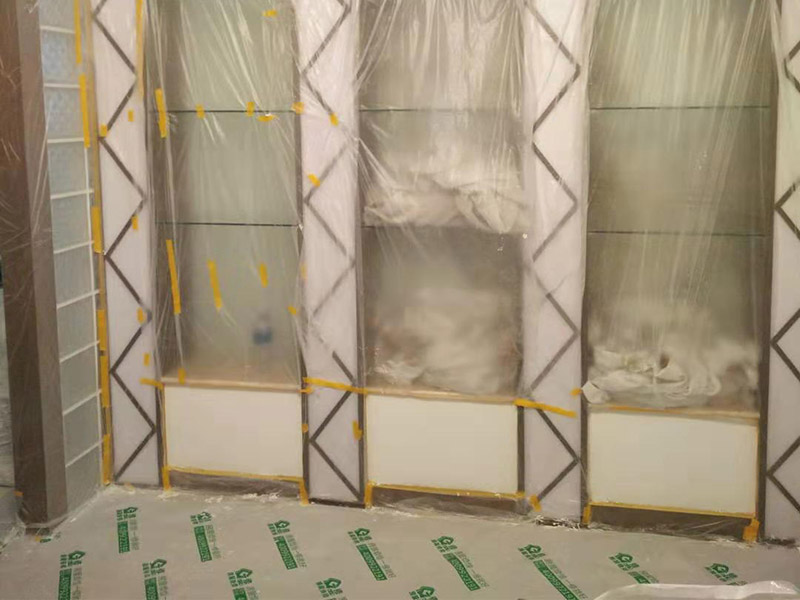 復式樓整體保護：各種裝修物料的進場以及各種建筑裝修垃圾的清理，都會經(jīng)過入戶門，這些物品在搬運的過程中，難免會和入戶門發(fā)生磕碰，造成入戶門的磕碰劃傷，所以，第一個需要做好成品保護的地方就是入戶門。做法：在裝修開工前直到家具進場期間，都需要對入戶門進行保護！可以使用成品保護膜將門包裹。 地面瓷磚鋪貼完后，用成品保護膜覆蓋磚面，既可以防止裝修時的沙子磨傷地面，同時也能有效地防止油漆涂料等有色液體滴落磚面，造成地面污染。好處：1.平整美觀；2.不會有泥沙塵土進入瓷磚；3.施工時不會刮花瓷磚；4.時間久了瓷磚依然干凈無塵。 在進行木門、櫥柜、家具等的相關(guān)的安裝或組裝的過程中，成品保護主要體現(xiàn)在兩個方面：一是原有的墻面、地面裝飾的保護，盡量避免因為這些安裝工程對已裝的部分造成破壞；二是安裝的物品本身的保護，注意不要在安裝過程中造成磕碰、劃傷等損傷。好處：1.美觀；2.避免后期刮膩子滴到柜子上；3.避免后期安裝碰到，導致油漆脫落和刮痕；4.防塵。