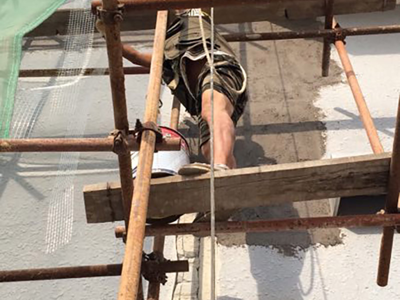 廠房外墻裝修：抹灰前基層表面的塵土，污垢，油漬等清zhi除干凈，并撒水濕潤(rùn)。當(dāng)抹灰總厚度&ge;35mm時(shí)，采取加強(qiáng)措施。不同材料基體交接處表面的抹灰，應(yīng)采取防止開(kāi)裂的加強(qiáng)措施。外墻抹灰工程施工前先安裝鋼木門(mén)窗框、護(hù)欄等，并應(yīng)將墻上的施工孔洞堵塞密實(shí)。室內(nèi)墻面，柱子面和門(mén)洞口的陰陽(yáng)角應(yīng)做法應(yīng)符合設(shè)計(jì)要求。設(shè)計(jì)無(wú)要求時(shí)，采用1:2水泥砂漿做暗護(hù)角，其高度不低于2m，每側(cè)寬度不小于50mm。