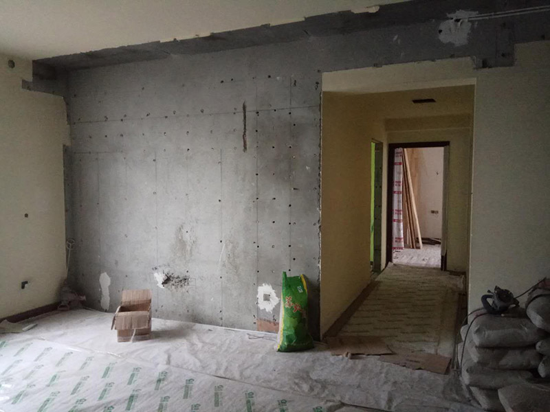 客廳墻面鏟除維修：在進行客廳老墻面的翻新處理的時候要注意將老墻面的原有裝修和裝飾都一并的清除。如果老墻面是裝修了一兩年的，則可以只使用鋼刷和砂紙打磨墻面，讓墻面變得干凈平整之后開始新的乳膠漆粉刷工作，如果是裝修時間很長磨損很嚴重的老墻面，則需要用鏟子將墻面的原有裝修都鏟除，之后再刷上膩子開始新的粉刷工作。老墻面的水泥層都有可能存在損壞嚴重的情況，可以將損壞的墻面部分全部鏟除，之后再使用水泥進行涂抹。這樣干凈齊整的墻面更有利于墻面的粉刷效果。在進行乳膠漆的涂刷之前先要計算好所有墻面需要的乳膠漆量，一次配好，避免二次配方產(chǎn)生色差的問題，從而導(dǎo)致墻面顏色不一致影響效果。在進行涂刷的時候也要從上到下順著一個方向進行涂刷。