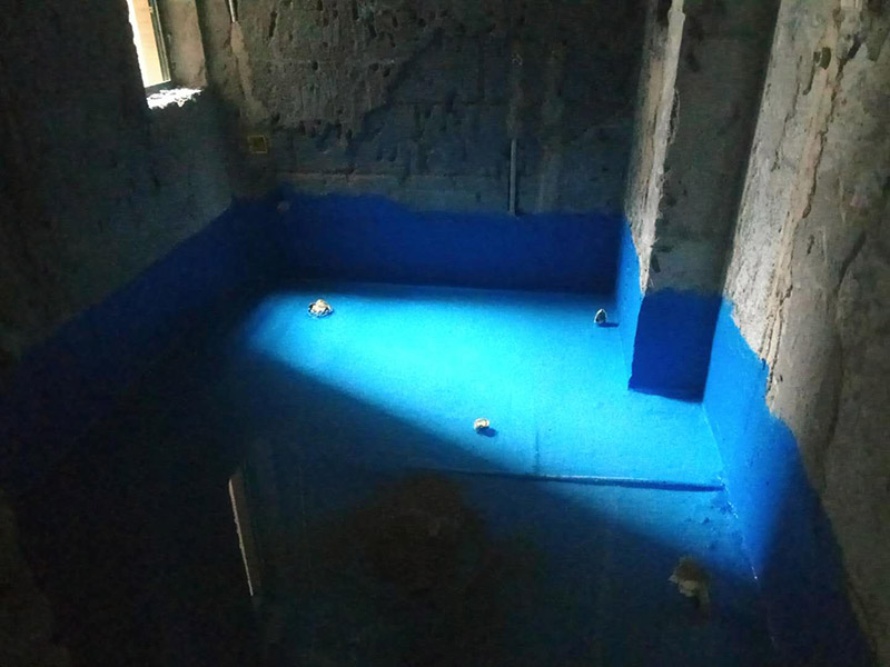 客廳墻面鏟除維修：在進行客廳老墻面的翻新處理的時候要注意將老墻面的原有裝修和裝飾都一并的清除。如果老墻面是裝修了一兩年的，則可以只使用鋼刷和砂紙打磨墻面，讓墻面變得干凈平整之后開始新的乳膠漆粉刷工作，如果是裝修時間很長磨損很嚴重的老墻面，則需要用鏟子將墻面的原有裝修都鏟除，之后再刷上膩子開始新的粉刷工作。老墻面的水泥層都有可能存在損壞嚴重的情況，可以將損壞的墻面部分全部鏟除，之后再使用水泥進行涂抹。這樣干凈齊整的墻面更有利于墻面的粉刷效果。在進行乳膠漆的涂刷之前先要計算好所有墻面需要的乳膠漆量，一次配好，避免二次配方產(chǎn)生色差的問題，從而導(dǎo)致墻面顏色不一致影響效果。在進行涂刷的時候也要從上到下順著一個方向進行涂刷。