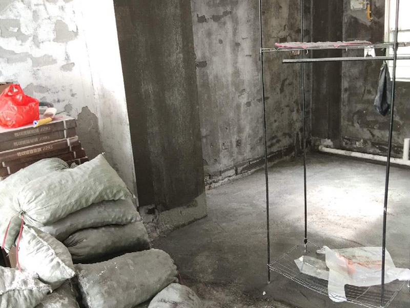 衛(wèi)生間防水找平:基面處理是衛(wèi)生間防水的基礎(chǔ)。首先要找平地面，并確保地面足夠平整、清潔。如果地面有縫隙、缺陷、不平等后期可能會造成漏水等問題，所以前期基面防水要做到萬無一失，才能保證后期的施工順利進(jìn)行。 鋪貼涂料 鋪貼涂料是衛(wèi)生間防水的重要條件，鋪防水涂料時要做到用力均勻，而且不能漏刷、缺刷。脫落、開裂等現(xiàn)象也是不能出現(xiàn)的，過于干燥的季節(jié)不適宜做防水。涂刷的厚度小于1毫米時鋪貼效果最好。 鋪保護層 鋪保護層是衛(wèi)生間防水的保證，做完最重要的鋪防水涂層當(dāng)然也不能忘了涂上表面防護涂料，對內(nèi)部的材料能起到一定的保護作用。鋪保護層與鋪防水涂料一樣要做到均勻、無裂痕、不脫落。