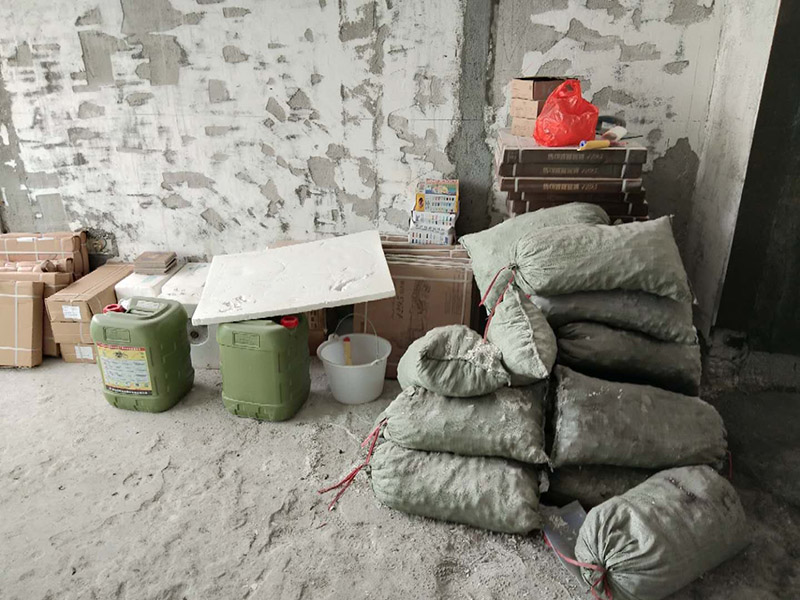 衛(wèi)生間防水找平:基面處理是衛(wèi)生間防水的基礎(chǔ)。首先要找平地面，并確保地面足夠平整、清潔。如果地面有縫隙、缺陷、不平等后期可能會造成漏水等問題，所以前期基面防水要做到萬無一失，才能保證后期的施工順利進(jìn)行。 鋪貼涂料 鋪貼涂料是衛(wèi)生間防水的重要條件，鋪防水涂料時要做到用力均勻，而且不能漏刷、缺刷。脫落、開裂等現(xiàn)象也是不能出現(xiàn)的，過于干燥的季節(jié)不適宜做防水。涂刷的厚度小于1毫米時鋪貼效果最好。 鋪保護層 鋪保護層是衛(wèi)生間防水的保證，做完最重要的鋪防水涂層當(dāng)然也不能忘了涂上表面防護涂料，對內(nèi)部的材料能起到一定的保護作用。鋪保護層與鋪防水涂料一樣要做到均勻、無裂痕、不脫落。