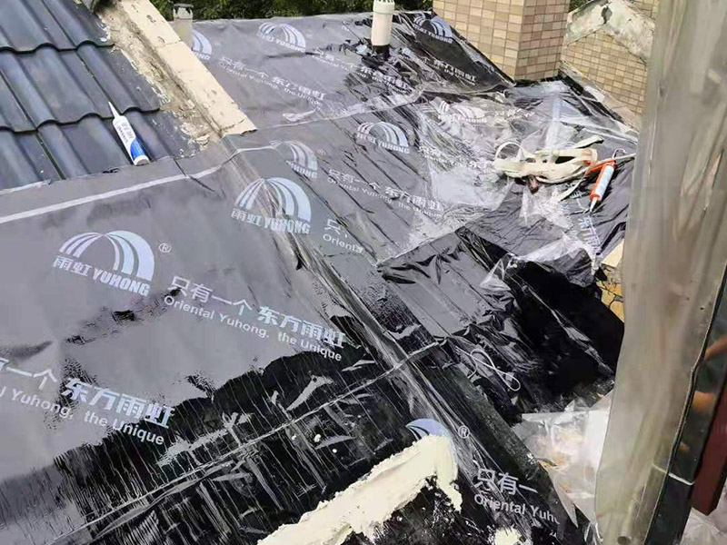 屋面防水卷材鋪貼:1.熱熔法：指采用加熱器熔化防水卷材底層的熱熔膠，實(shí)現(xiàn)卷材與基層粘結(jié)的方法稱為熱熔法。 2.冷粘法：指采用膠結(jié)材料直接實(shí)現(xiàn)防水卷材與基層粘結(jié)的方法稱為冷粘法。 3.自粘法：指采用帶有自粘膠的防水卷材，不需熱加工，也不需另涂膠結(jié)材料，而直接實(shí)現(xiàn)防水卷材與基層粘結(jié)的方法稱為自粘法。 4.熱瀝青法：指采用熱瀝青膠結(jié)材料直接實(shí)現(xiàn)防水卷材與基層粘結(jié)的方法稱為熱瀝青法。 屋面卷材按施工工藝不同可選用滿貼、條粘、點(diǎn)粘和空鋪等方法施工。鋪貼時應(yīng)同時將卷材下面的空氣排出，卷材平整，粘結(jié)牢固，接縫處必須滿粘，接縫嚴(yán)密。