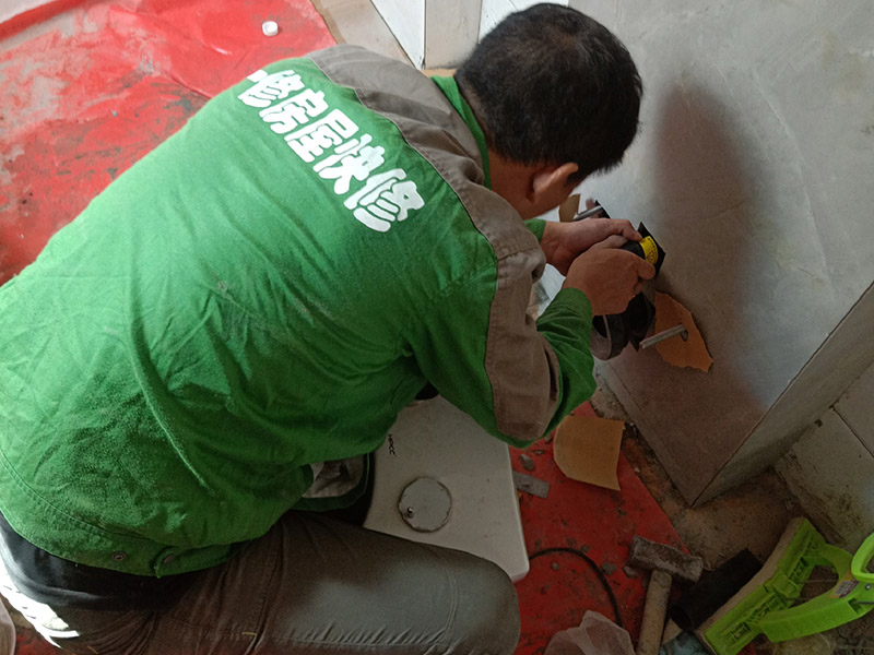 局部改造裝修:水、電路改造是舊房改造最復(fù)雜的。在所有的水路改造完成后，要做到管路合理、連接緊密、無跑冒滴漏、無違章拆移。電路的改造方面，如果舊房子使用的是鋁線，一定要拆掉，現(xiàn)代家庭電器很多，按照國家標(biāo)準(zhǔn)，裝修中必須使用2.5毫米銅線，而對于安裝空調(diào)等大功率電器的線路則應(yīng)單獨(dú)走一路4平方毫米的線路。在往墻中埋線時(shí)必須使用PVC絕緣管。