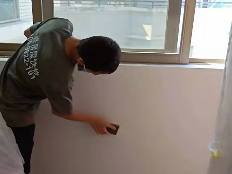 局部改造裝修:水、電路改造是舊房改造最復(fù)雜的。在所有的水路改造完成后，要做到管路合理、連接緊密、無跑冒滴漏、無違章拆移。電路的改造方面，如果舊房子使用的是鋁線，一定要拆掉，現(xiàn)代家庭電器很多，按照國家標(biāo)準(zhǔn)，裝修中必須使用2.5毫米銅線，而對于安裝空調(diào)等大功率電器的線路則應(yīng)單獨(dú)走一路4平方毫米的線路。在往墻中埋線時(shí)必須使用PVC絕緣管。