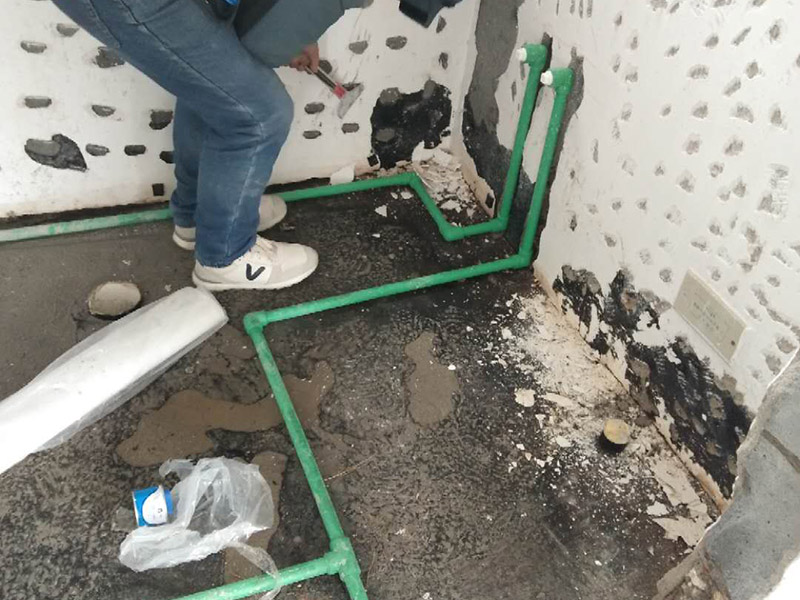 全屋裝修管道布線：第一步：材料進(jìn)場與檢驗，并核對水電階段的材料品牌規(guī)格。因為就水電改造而言，劣質(zhì)的水電材料會直接影響日常使用甚至可能危害到人身和財產(chǎn)的安全。 第二步：彈線定位標(biāo)記水管電線的位置，走向要求橫平豎直，然后就是開槽工作。開槽處主要是確定開槽路線，線路開槽可遵循下面三個原則：不破壞原有強(qiáng)電原則、不破壞防水原則，線路最短原則。通過用線的多少來確定PVC管的用料，同時也便于確定管槽的寬度。 第三步：水電布線，即"布管布線"，包括水管排布、電管布線與穿線。 第四步：水電驗收，如若有發(fā)現(xiàn)問題可做及時的修復(fù)處理，等到其他項目施工完畢，等發(fā)現(xiàn)問題再做修改就實屬不易。 第五步：封槽，水管安裝后一定要經(jīng)過注水水壓測試。一般使用水泥砂漿進(jìn)行封槽。封槽的高度不能高于所在平面。封槽一定要嚴(yán)實，否則日后造成空鼓現(xiàn)象。