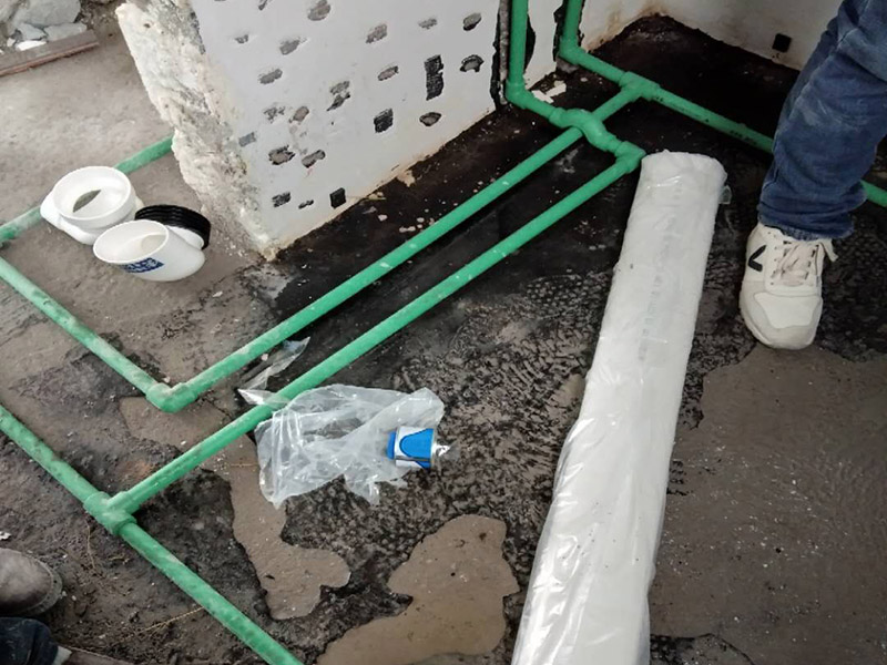 全屋裝修管道布線：第一步：材料進(jìn)場與檢驗，并核對水電階段的材料品牌規(guī)格。因為就水電改造而言，劣質(zhì)的水電材料會直接影響日常使用甚至可能危害到人身和財產(chǎn)的安全。 第二步：彈線定位標(biāo)記水管電線的位置，走向要求橫平豎直，然后就是開槽工作。開槽處主要是確定開槽路線，線路開槽可遵循下面三個原則：不破壞原有強(qiáng)電原則、不破壞防水原則，線路最短原則。通過用線的多少來確定PVC管的用料，同時也便于確定管槽的寬度。 第三步：水電布線，即"布管布線"，包括水管排布、電管布線與穿線。 第四步：水電驗收，如若有發(fā)現(xiàn)問題可做及時的修復(fù)處理，等到其他項目施工完畢，等發(fā)現(xiàn)問題再做修改就實屬不易。 第五步：封槽，水管安裝后一定要經(jīng)過注水水壓測試。一般使用水泥砂漿進(jìn)行封槽。封槽的高度不能高于所在平面。封槽一定要嚴(yán)實，否則日后造成空鼓現(xiàn)象。