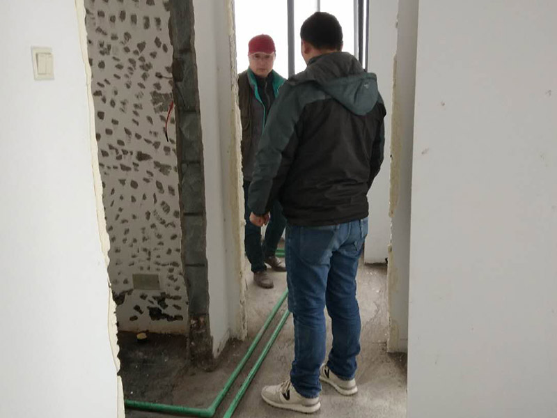 全屋裝修管道布線：第一步：材料進(jìn)場與檢驗，并核對水電階段的材料品牌規(guī)格。因為就水電改造而言，劣質(zhì)的水電材料會直接影響日常使用甚至可能危害到人身和財產(chǎn)的安全。 第二步：彈線定位標(biāo)記水管電線的位置，走向要求橫平豎直，然后就是開槽工作。開槽處主要是確定開槽路線，線路開槽可遵循下面三個原則：不破壞原有強(qiáng)電原則、不破壞防水原則，線路最短原則。通過用線的多少來確定PVC管的用料，同時也便于確定管槽的寬度。 第三步：水電布線，即"布管布線"，包括水管排布、電管布線與穿線。 第四步：水電驗收，如若有發(fā)現(xiàn)問題可做及時的修復(fù)處理，等到其他項目施工完畢，等發(fā)現(xiàn)問題再做修改就實屬不易。 第五步：封槽，水管安裝后一定要經(jīng)過注水水壓測試。一般使用水泥砂漿進(jìn)行封槽。封槽的高度不能高于所在平面。封槽一定要嚴(yán)實，否則日后造成空鼓現(xiàn)象。