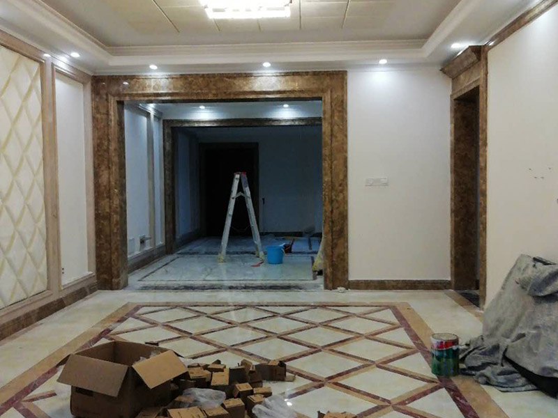 全屋裝修完成效果：老房裝修翻新不能隨便的去拆墻體，很多人覺得只有承重墻才不能隨便拆改，其實(shí)非承重墻也不可以隨便拆改，雖然是次要的承重，但是它也能起到支撐作用，所以要視情況而定，能不拆的盡量不要去拆。墻紙墻布鋪貼前，必須檢查墻面要干凈平整，墻體、墻皮表面無空鼓或松動(dòng)脫落。如果有墻面8大問題，修復(fù)處理好墻體基底層?；さ雀赏?，時(shí)間為2小時(shí)-4小時(shí)。再一面墻陰角處開始滾刷糯米膠，滾刷好一面墻（上下粉刷均勻）后才開始貼墻布。墻紙墻布沿墻面放置，無縫接縫的必須上高度和墻面高度一致，對花拼接的墻紙墻布考慮好花樣、紋理的方向。