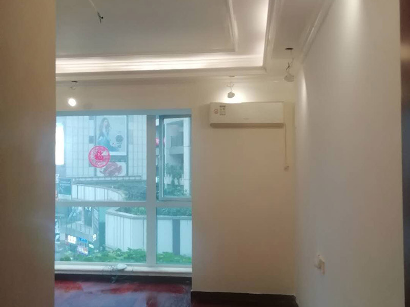 全屋裝修完成效果：老房裝修翻新不能隨便的去拆墻體，很多人覺得只有承重墻才不能隨便拆改，其實(shí)非承重墻也不可以隨便拆改，雖然是次要的承重，但是它也能起到支撐作用，所以要視情況而定，能不拆的盡量不要去拆。墻紙墻布鋪貼前，必須檢查墻面要干凈平整，墻體、墻皮表面無空鼓或松動(dòng)脫落。如果有墻面8大問題，修復(fù)處理好墻體基底層?；さ雀赏福瑫r(shí)間為2小時(shí)-4小時(shí)。再一面墻陰角處開始滾刷糯米膠，滾刷好一面墻（上下粉刷均勻）后才開始貼墻布。墻紙墻布沿墻面放置，無縫接縫的必須上高度和墻面高度一致，對花拼接的墻紙墻布考慮好花樣、紋理的方向。